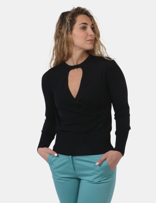 Maglia Yes Zee Nero - Maglia a a maniche lunghe in total nero con taglio intrecciato sul fronte e fessura sul retro. La vest