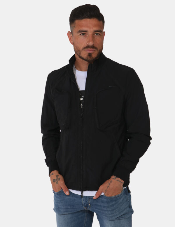 Giubbino Antony Morato Nero - Giubbino in total nero con collo alto. Presenti tasche a taglio trasversale più tasche a toppa