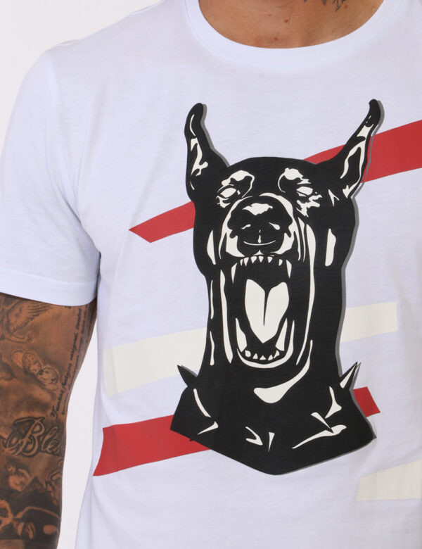 T-shirt Antony Morato Bianco - T-shirt su base bianca con stampa cane in rosso e nero. La vestibilità è morbida e regolare.