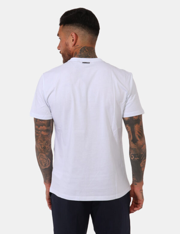 T-shirt Antony Morato Bianco - T-shirt su base bianca con taschino a toppa ad altezza cuore in nero e chiusura a zip. La ves