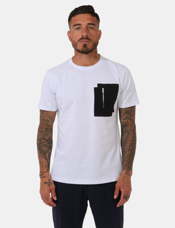 T-shirt Antony Morato Bianco - T-shirt su base bianca con taschino a toppa ad altezza cuore in nero e chiusura a zip. La ves