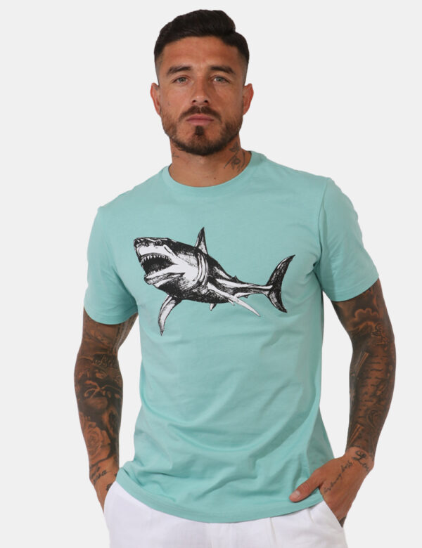 T-shirt Antony Morato Verde - T-shirt su base verde acqua con stampa squalo in bianco e nero. La vestibilità è morbida e reg