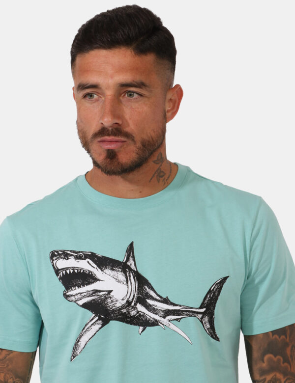 T-shirt Antony Morato Verde - T-shirt su base verde acqua con stampa squalo in bianco e nero. La vestibilità è morbida e reg