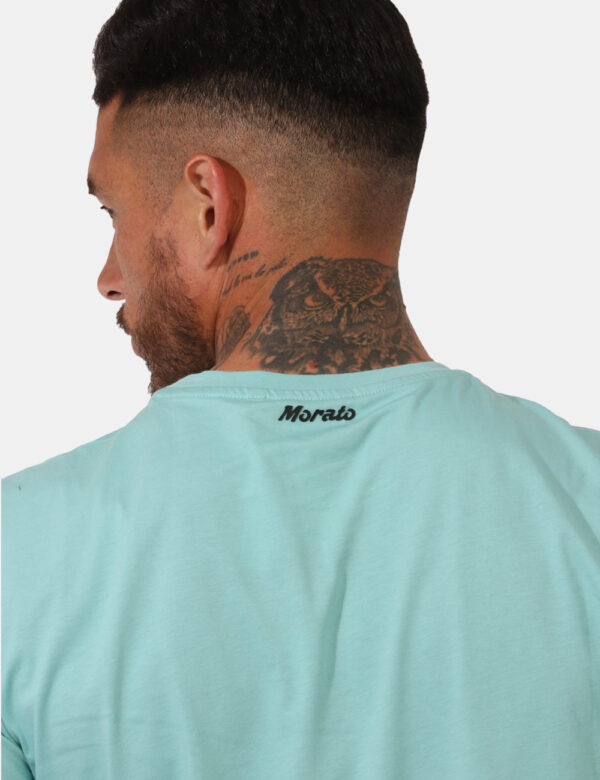 T-shirt Antony Morato Verde - T-shirt su base verde acqua con stampa squalo in bianco e nero. La vestibilità è morbida e reg
