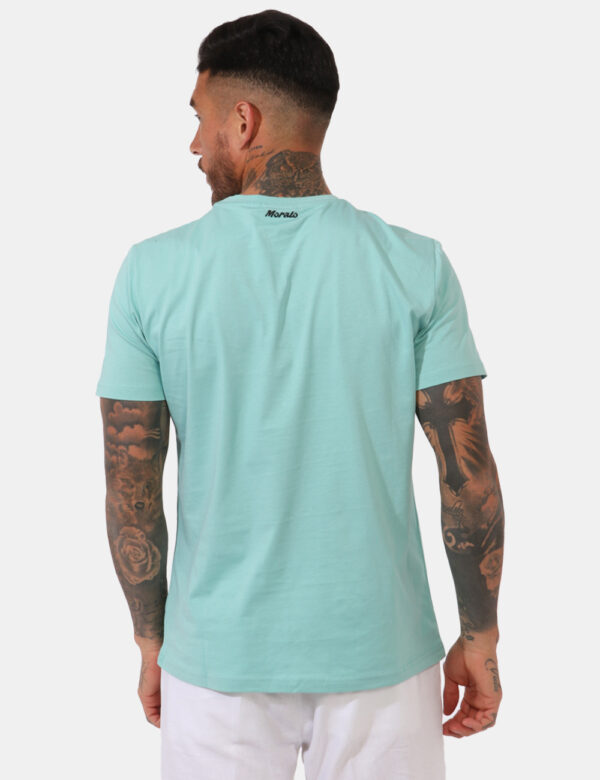 T-shirt Antony Morato Verde - T-shirt su base verde acqua con stampa squalo in bianco e nero. La vestibilità è morbida e reg
