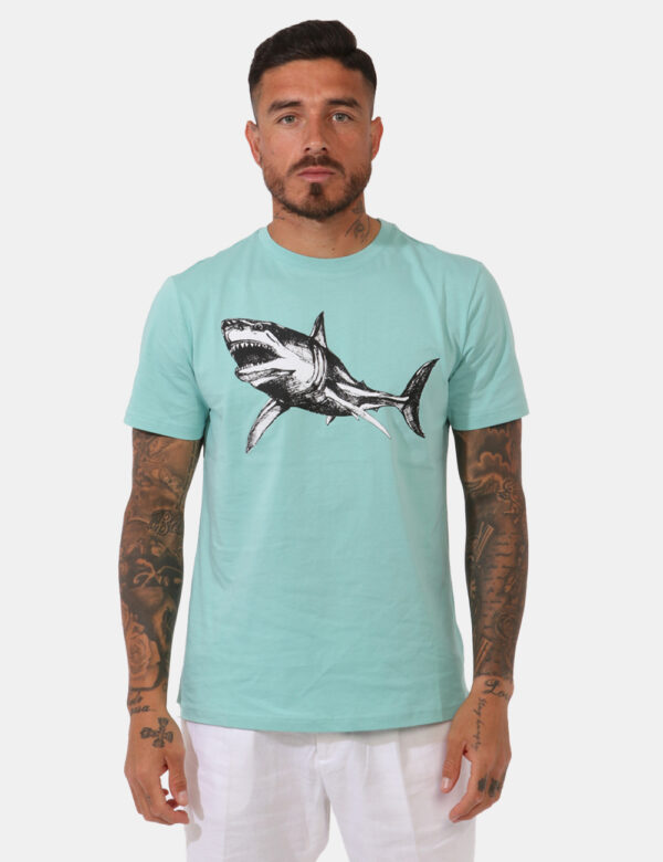 T-shirt Antony Morato Verde - T-shirt su base verde acqua con stampa squalo in bianco e nero. La vestibilità è morbida e reg