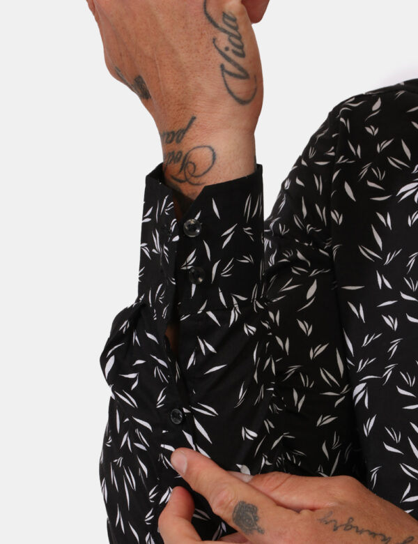 Camicia Antony Morato Nero - Camicia classica su base nera con stampa allover stilizzate foglie bianche. La vestibilità è mo