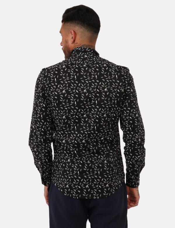Camicia Antony Morato Nero - Camicia classica su base nera con stampa allover stilizzate foglie bianche. La vestibilità è mo
