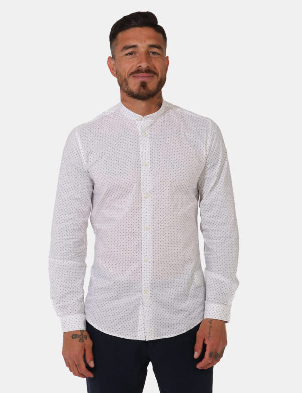 Camicia Antony Morato Bianco - Camicia classica su base bianca con stampa allover pallini in blu navy. La vestibilità è morb