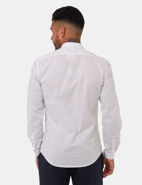 Camicia Antony Morato Bianco - Camicia classica su base bianca con stampa allover pallini in blu navy. La vestibilità è morb