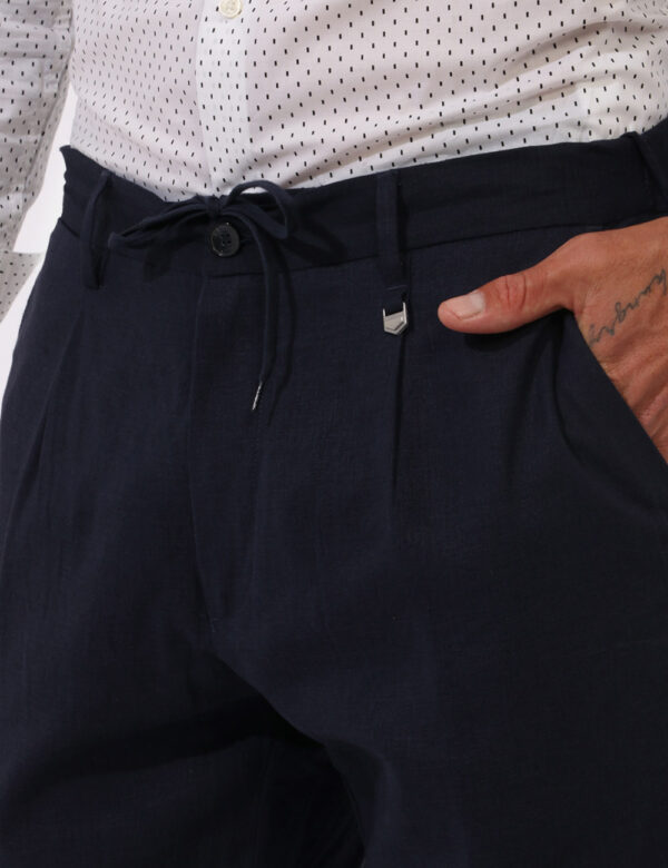 Pantaloni Antony Morato Blu - Pantaloni in total blu navy con tasche a taglio trasversale. La vestibilità è morbida e pratic
