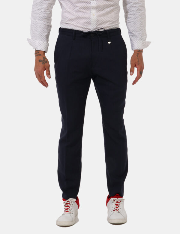 Pantaloni Antony Morato Blu - Pantaloni in total blu navy con tasche a taglio trasversale. La vestibilità è morbida e pratic