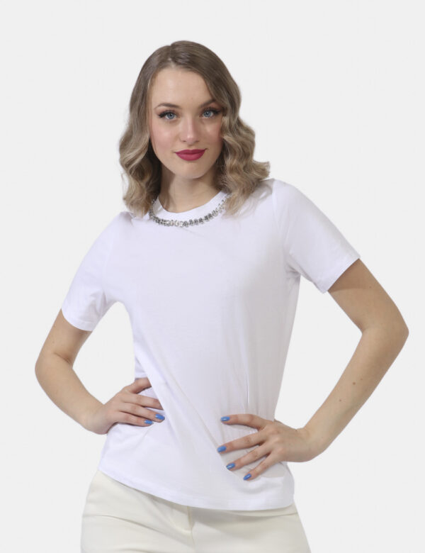 T-shirt Emme Marella Bianco - T-shirt in total bianco con girocollo classico caratterizzato da pietrine argentate. La vestib