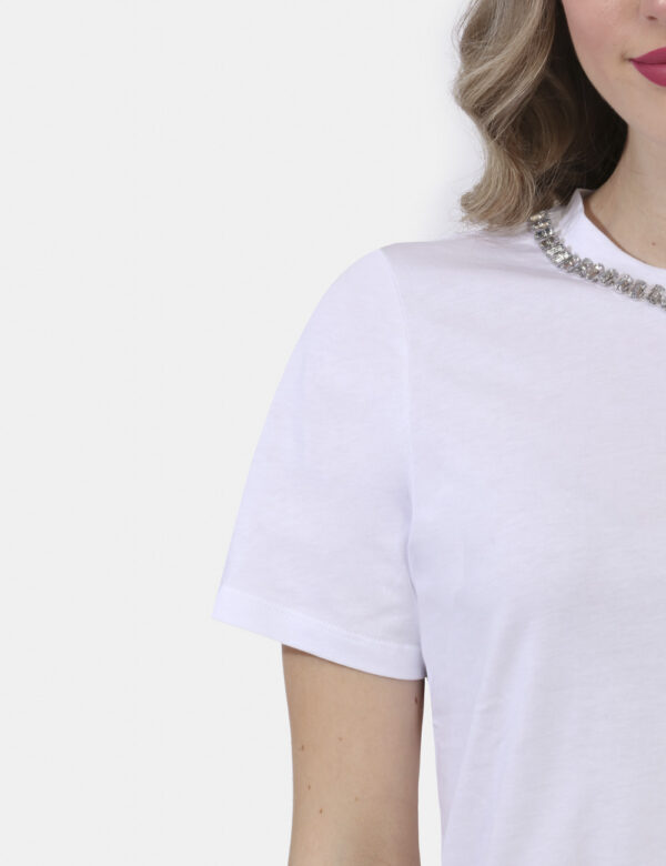 T-shirt Emme Marella Bianco - T-shirt in total bianco con girocollo classico caratterizzato da pietrine argentate. La vestib