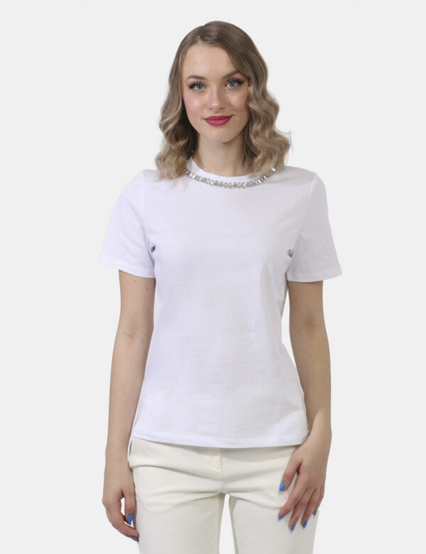 T-shirt Emme Marella Bianco - T-shirt in total bianco con girocollo classico caratterizzato da pietrine argentate. La vestib