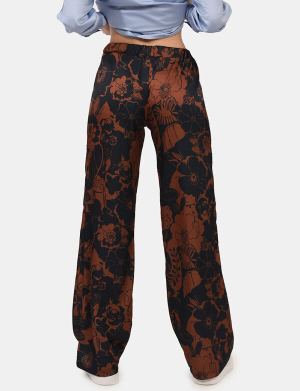 Pantaloni Vougue Marrone - Pantaloni in simil raso ed in fantasia floreale marrone e blu navy. La vestibilità è morbida e re