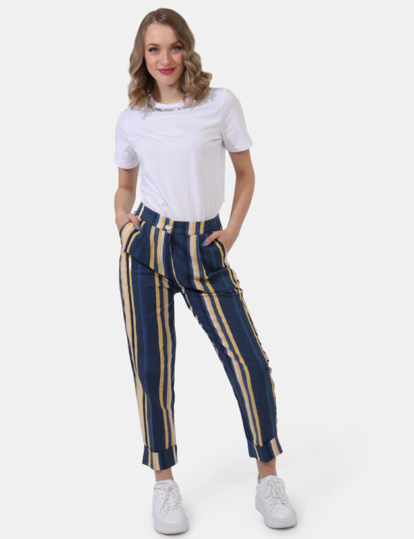 Pantaloni Yes Zee Blu - Pantaloni larghi su fantasia rigata blu denim e giallo pastello. Presenti tasche a taglio trasversal
