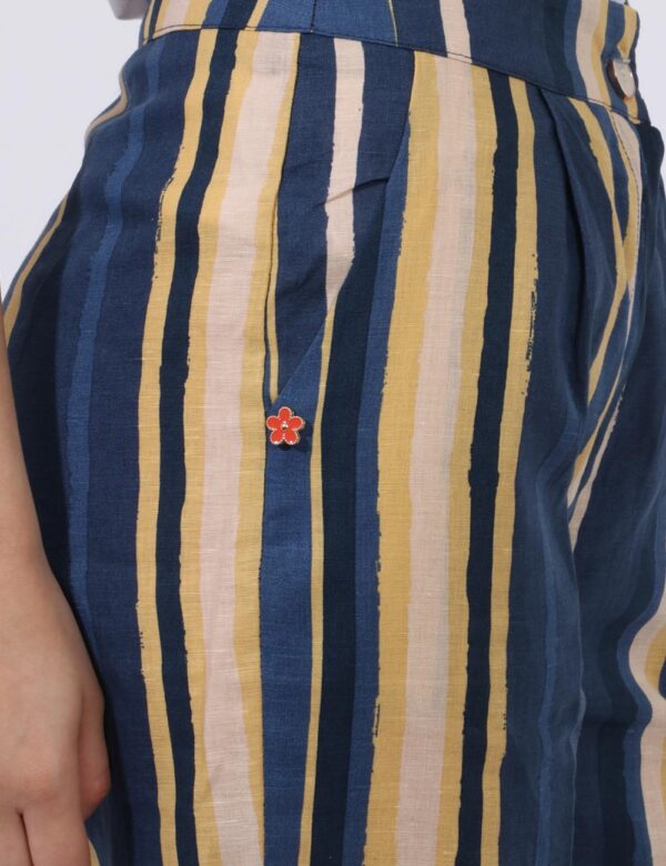 Pantaloni Yes Zee Blu - Pantaloni larghi su fantasia rigata blu denim e giallo pastello. Presenti tasche a taglio trasversal