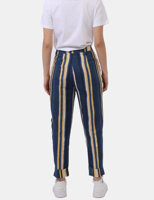 Pantaloni Yes Zee Blu - Pantaloni larghi su fantasia rigata blu denim e giallo pastello. Presenti tasche a taglio trasversal