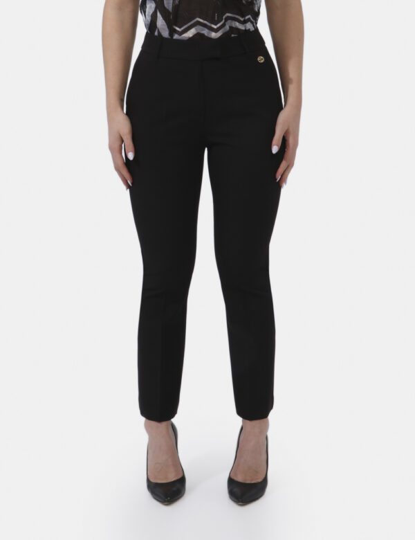 Pantaloni Yes Zee Nero - Pantaloni eleganti in total nero. Presenti tasche a taglio trasversale sul fronte e fake tasche a t
