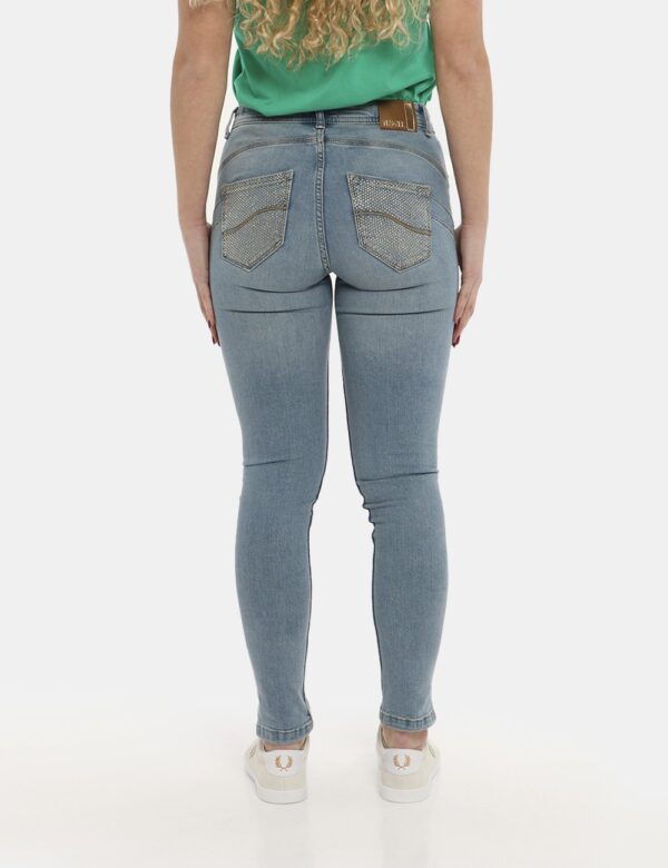 Jeans Yes Zee blu denim - COMPOSIZIONE E VESTIBILITÀ:98% cotone 2% elastaneLa modella è alta 170 cm e indossa la taglia 27 U