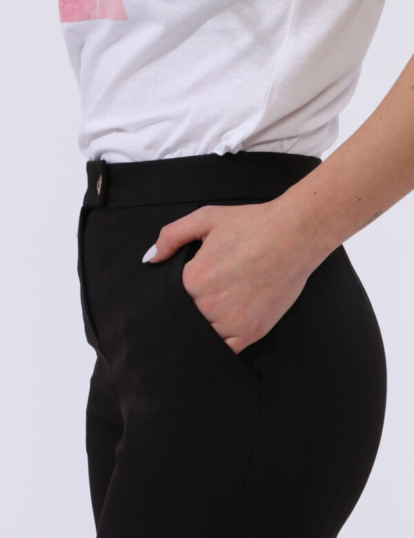 Pantaloni Yes Zee Nero - Pantaloni eleganti in total nero. Presenti tasche a taglio trasversale sul fronte . La vestibilità