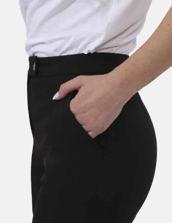 Pantaloni Yes Zee Nero - Pantaloni eleganti in total nero. Presenti tasche a taglio trasversale sul fronte . La vestibilità