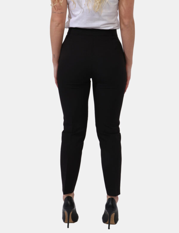 Pantaloni Yes Zee Nero - Pantaloni eleganti in total nero. Presenti tasche a taglio trasversale sul fronte . La vestibilità