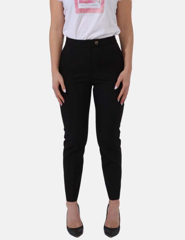 Pantaloni Yes Zee Nero - Pantaloni eleganti in total nero. Presenti tasche a taglio trasversale sul fronte . La vestibilità