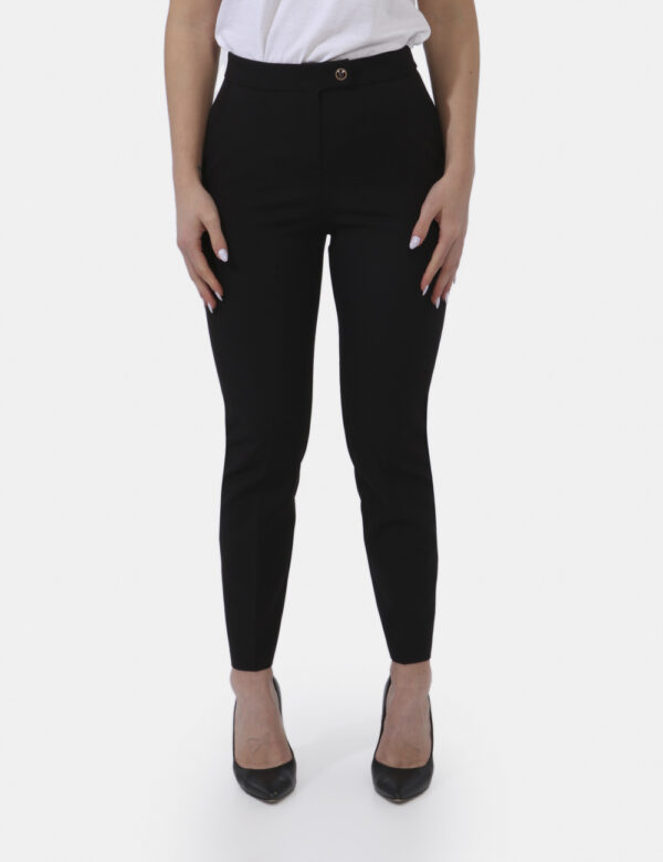 Pantaloni Yes Zee Nero - Pantaloni eleganti in total nero. Presenti tasche a taglio trasversale sul fronte . La vestibilità