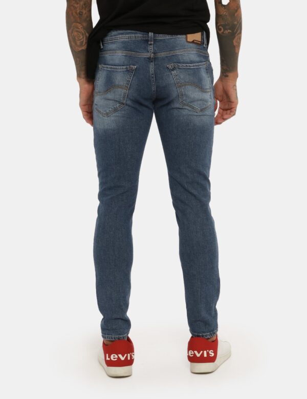 Jeans Yes Zee blu denim - COMPOSIZIONE E VESTIBILITÀ:99% cotone 1% elastaneIl modello è alto 178 cm e indossa la taglia 33 u