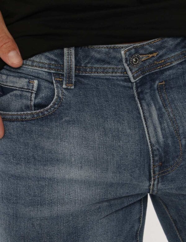 Jeans Yes Zee blu denim - COMPOSIZIONE E VESTIBILITÀ:99% cotone 1% elastaneIl modello è alto 178 cm e indossa la taglia 33 u