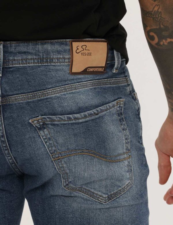 Jeans Yes Zee blu denim - COMPOSIZIONE E VESTIBILITÀ:99% cotone 1% elastaneIl modello è alto 178 cm e indossa la taglia 33 u