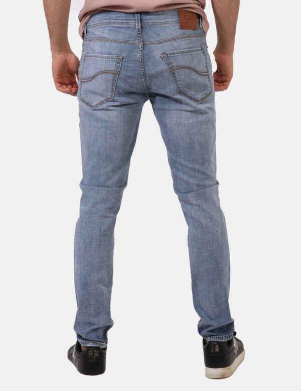 Jeans Yes Zee Jeans - Jeans in total blu denim light con tasche sagomate sul fronte e tasche a toppa sul retro. La vestibili