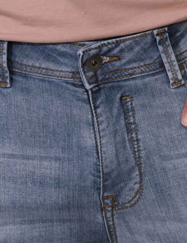 Jeans Yes Zee Jeans - Jeans in total blu denim light con tasche sagomate sul fronte e tasche a toppa sul retro. La vestibili