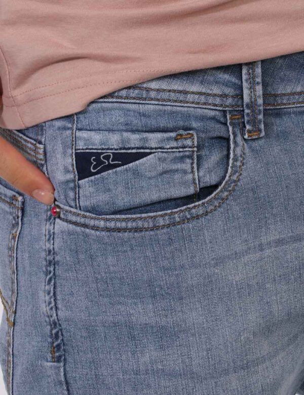 Jeans Yes Zee Jeans - Jeans in total blu denim light con tasche sagomate sul fronte e tasche a toppa sul retro. La vestibili