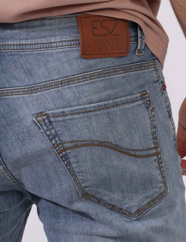 Jeans Yes Zee Jeans - Jeans in total blu denim light con tasche sagomate sul fronte e tasche a toppa sul retro. La vestibili