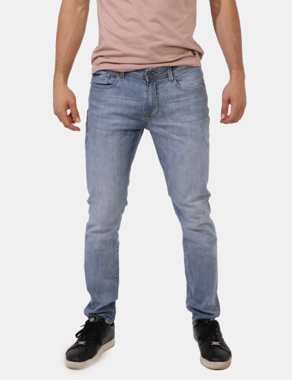 Jeans Yes Zee Jeans - Jeans in total blu denim light con tasche sagomate sul fronte e tasche a toppa sul retro. La vestibili
