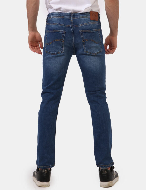 Jeans Yes Zee Jeans - Jeans in total blu denim dark con tasche sagomate sul fronte e tasche a toppa sul retro. La vestibilit