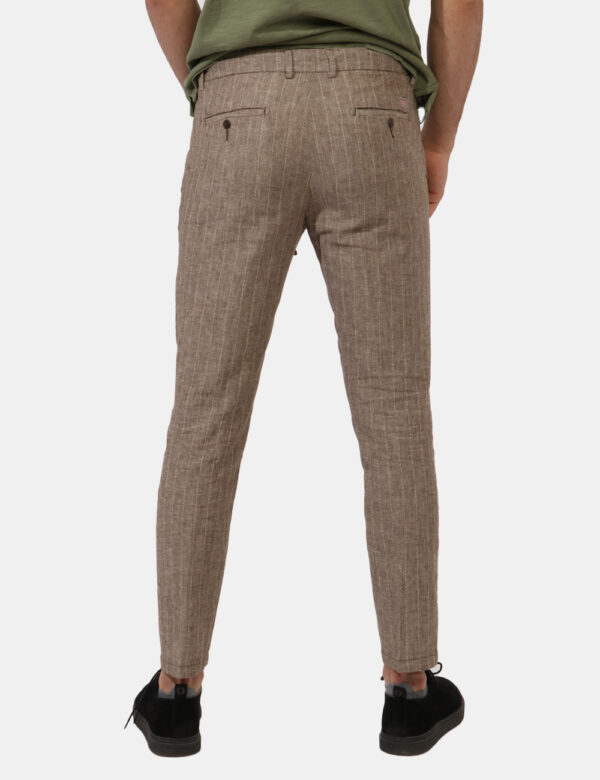 Pantaloni Yes Zee Marrone - Pantaloni in misto cotone-lino ed in total marrone rigato in tono su tono. Presenti tasche a tag