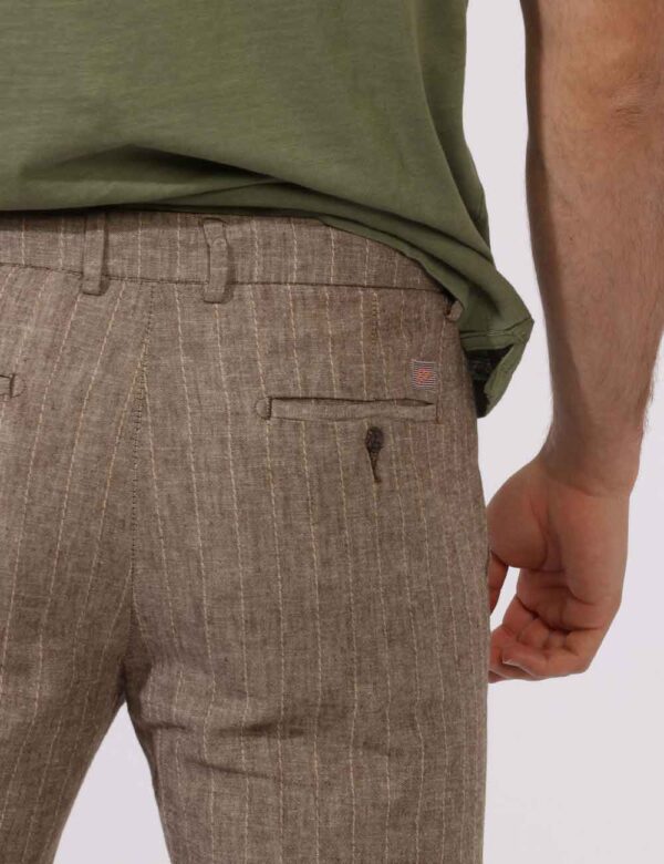 Pantaloni Yes Zee Marrone - Pantaloni in misto cotone-lino ed in total marrone rigato in tono su tono. Presenti tasche a tag