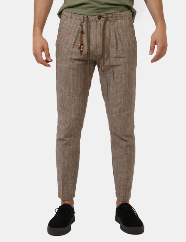 Pantaloni Yes Zee Marrone - Pantaloni in misto cotone-lino ed in total marrone rigato in tono su tono. Presenti tasche a tag