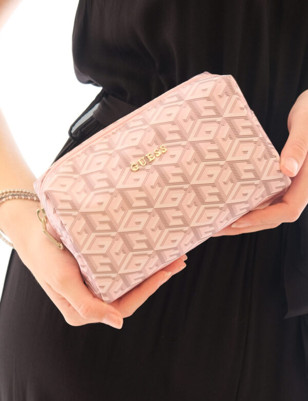 Borsa Guess Rosa - Pochette di piccole dimensioni in fantasia tendente al rosa con logo brand dorato. Presente tasca princip