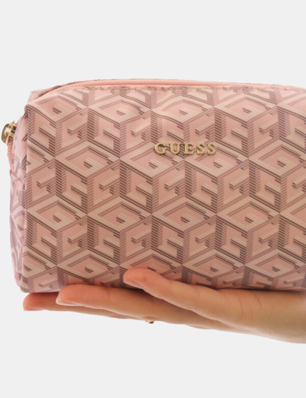 Borsa Guess Rosa - Pochette di piccole dimensioni in fantasia tendente al rosa con logo brand dorato. Presente tasca princip