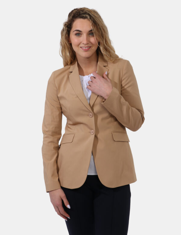 Giacca Caractere Marrone - Giacca classica in total marrone sabbia con fake tasche a taglio. La vestibilità è morbida e prat