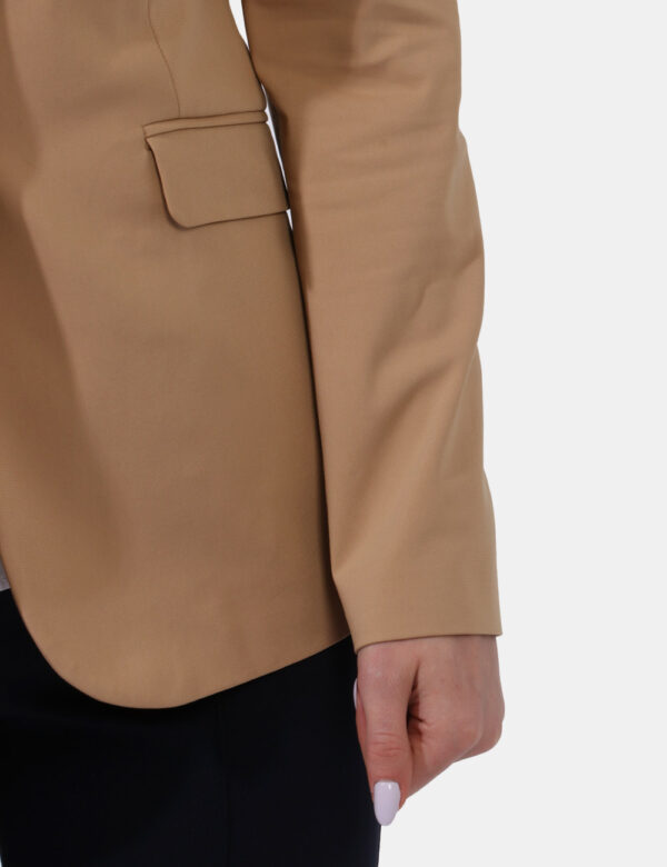 Giacca Caractere Marrone - Giacca classica in total marrone sabbia con fake tasche a taglio. La vestibilità è morbida e prat