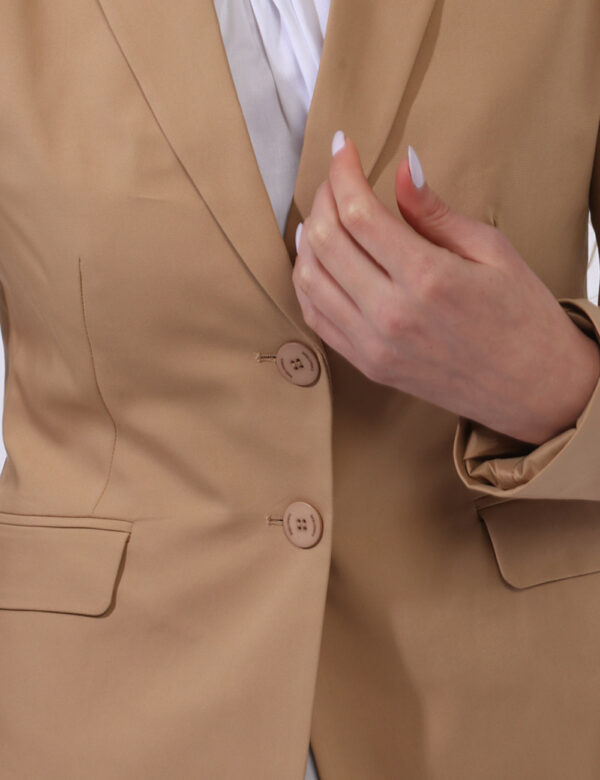 Giacca Caractere Marrone - Giacca classica in total marrone sabbia con fake tasche a taglio. La vestibilità è morbida e prat