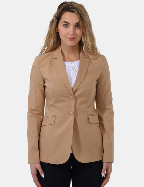 Giacca Caractere Marrone - Giacca classica in total marrone sabbia con fake tasche a taglio. La vestibilità è morbida e prat