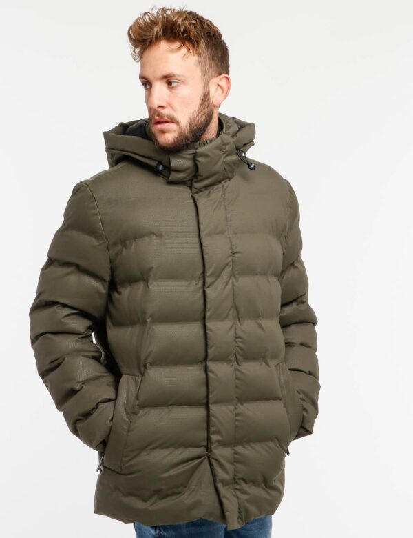 Piumino Nick Logan con maxi zip - Esterno: 100% poliestere - Fodera: 100% nylon - dettagli in similpelleIl modello indossa