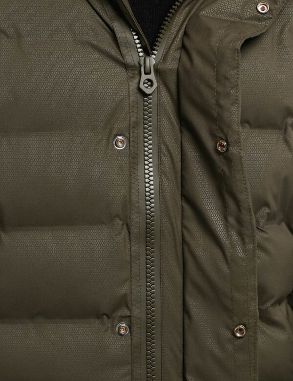 Piumino Nick Logan con maxi zip - Esterno: 100% poliestere - Fodera: 100% nylon - dettagli in similpelleIl modello indossa